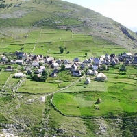 Lukomir_celkovy_pohled_na_nejvyse_polozenou_ves_BaH_1460_m-1